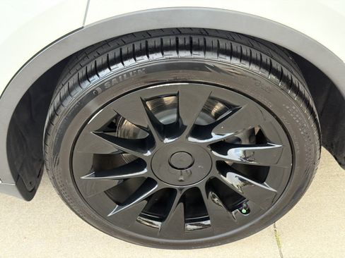 Used 2021 Tesla Model Y Long Range AWD/4WD image 13
