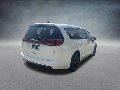 Used 2023 Chrysler Pacifica Touring-L FWD image 5