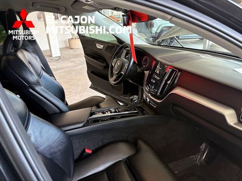 Used 2019 Volvo XC60 T5 Momentum w/ Multimedia Package AWD/4WD image 14