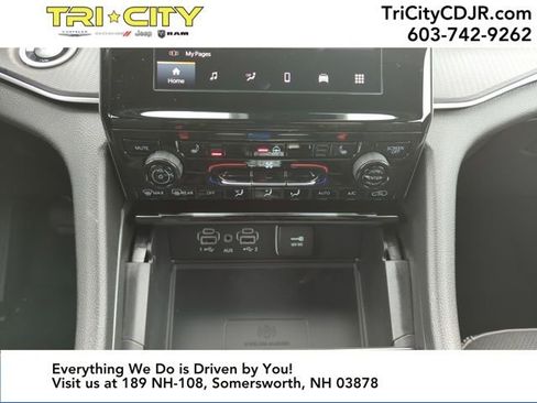 New 2025 Jeep Grand Cherokee Altitude image 17