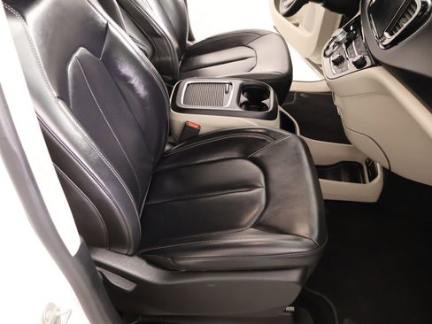 Used 2023 Chrysler Pacifica Touring-L FWD image 14