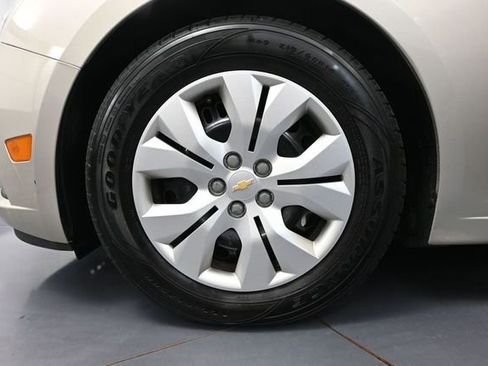 Used 2013 Chevrolet Cruze LS FWD image 15