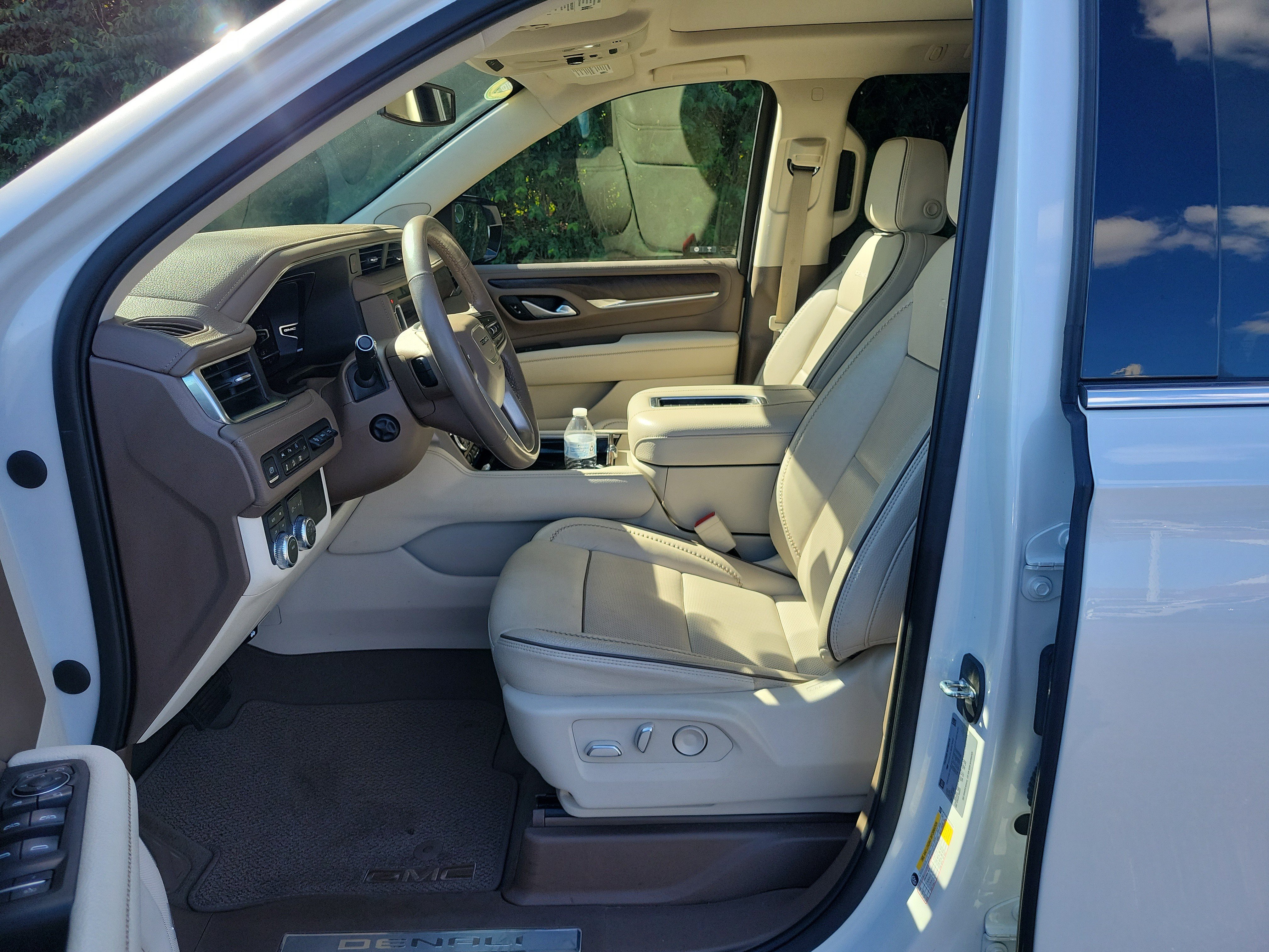 Used 2022 GMC Yukon XL Denali AWD/4WD image 16