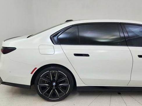 Used 2023 BMW 740i w/ Executive Package image 7