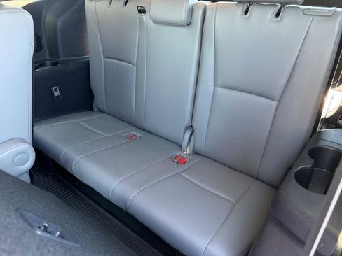 Used 2021 Toyota Highlander XLE AWD/4WD image 10