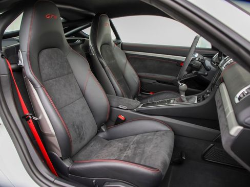 Used 2016 Porsche Cayman GT4 image 9