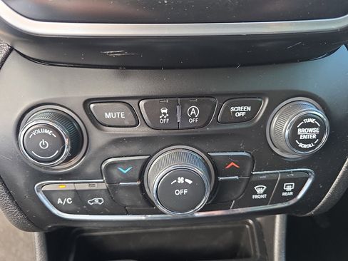 Used 2021 Jeep Cherokee Latitude Plus image 11