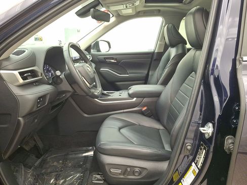 Used 2023 Toyota Highlander XLE image 11