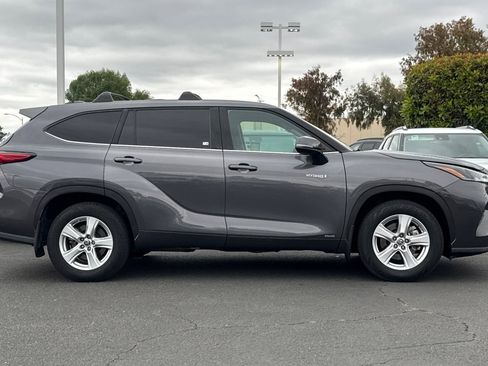 Used 2021 Toyota Highlander LE AWD/4WD image 4
