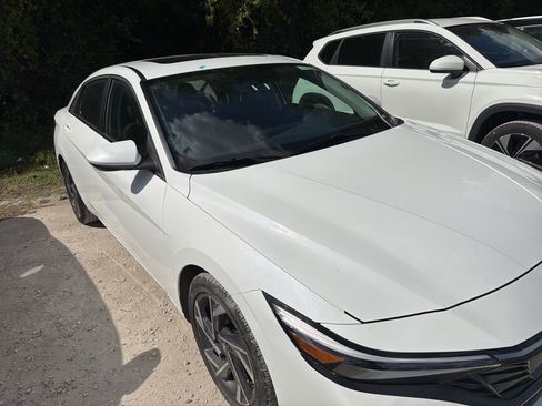 Used 2025 Hyundai Elantra SEL FWD image 3