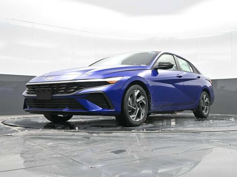 Certified 2025 Hyundai Elantra Sport image 23