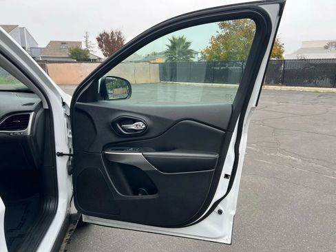 Used 2021 Jeep Cherokee Latitude Lux w/ Sun & Sound Group image 24