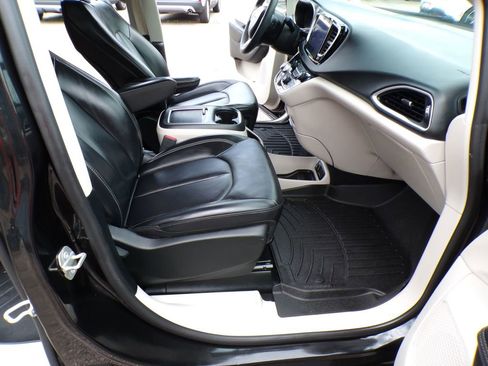 Used 2023 Chrysler Pacifica Touring-L FWD image 28