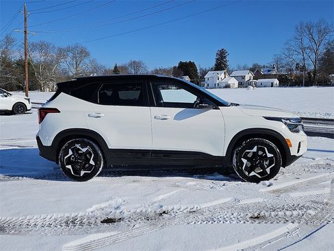 Certified 2025 Kia Seltos S image 3