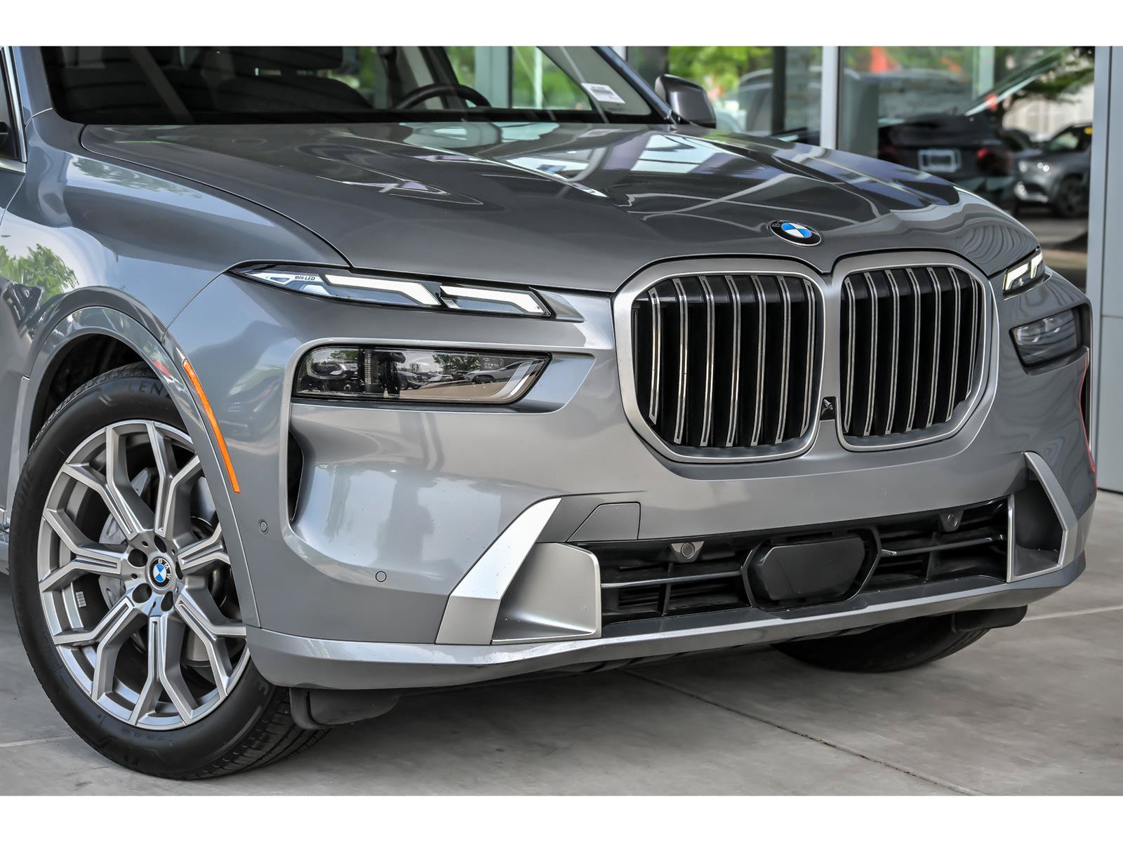 Used 2025 BMW X7 xDrive40i AWD/4WD image 2