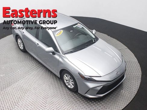Used 2025 Toyota Camry LE image 3