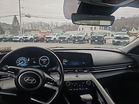 Used 2024 Hyundai Elantra Limited image 16