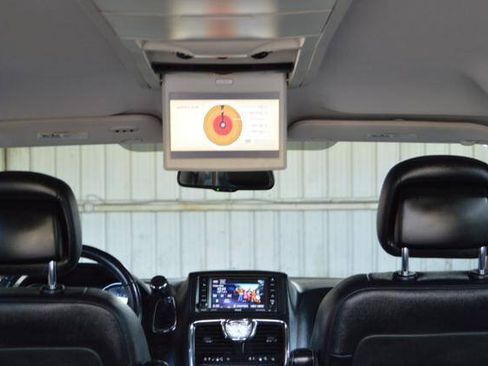 Used 2015 Chrysler Town & Country Touring FWD image 29