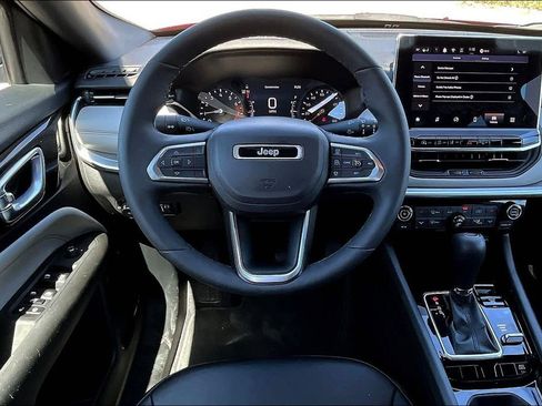 Used 2025 Jeep Compass Limited AWD/4WD image 5