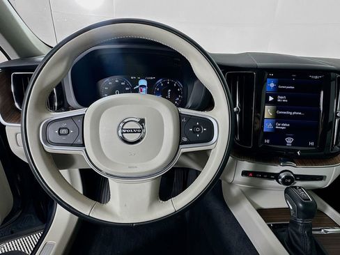 Used 2021 Volvo XC60 T5 Momentum w/ Premium Package image 11
