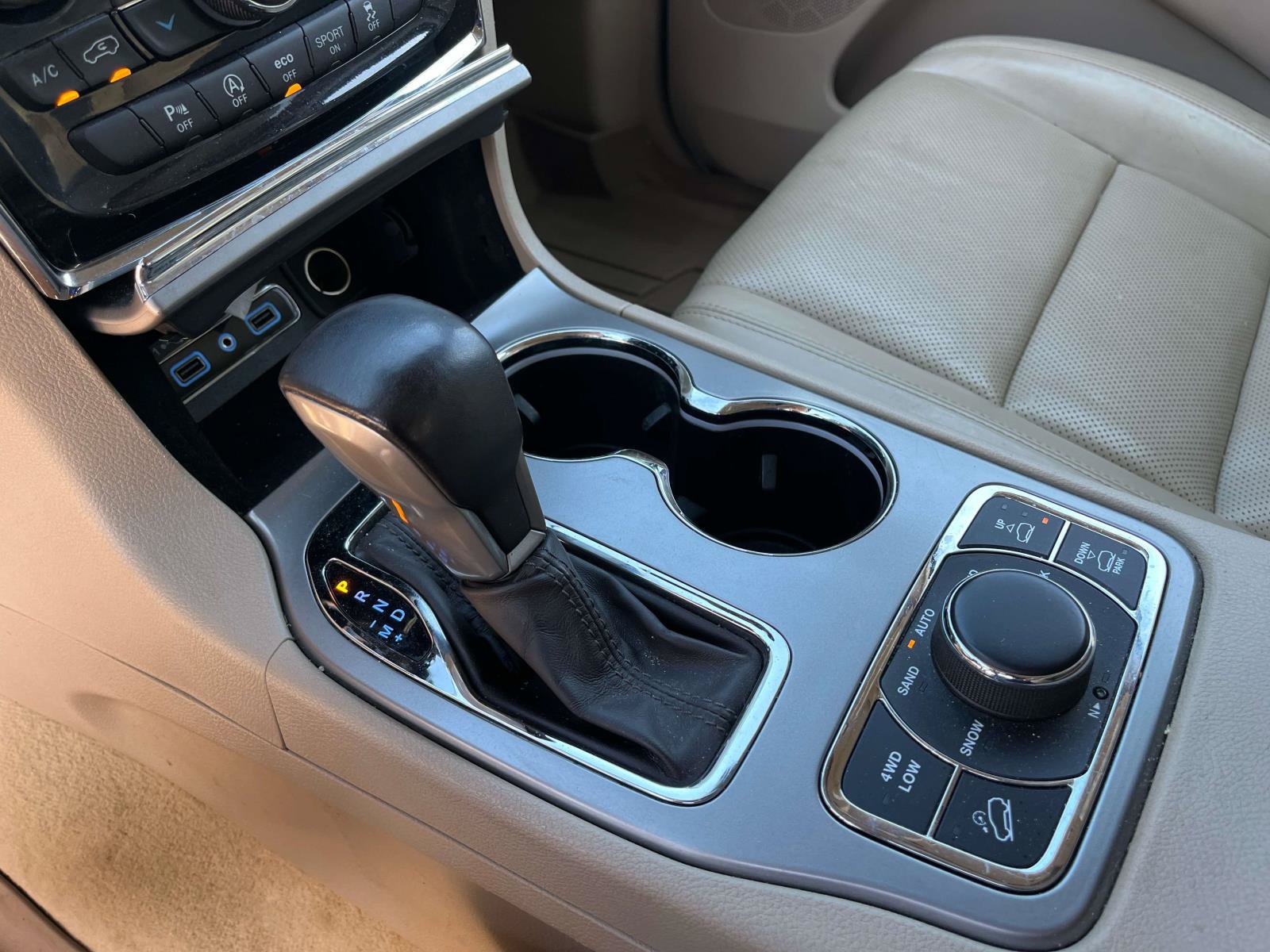 Used 2020 Jeep Grand Cherokee Overland AWD/4WD image 34