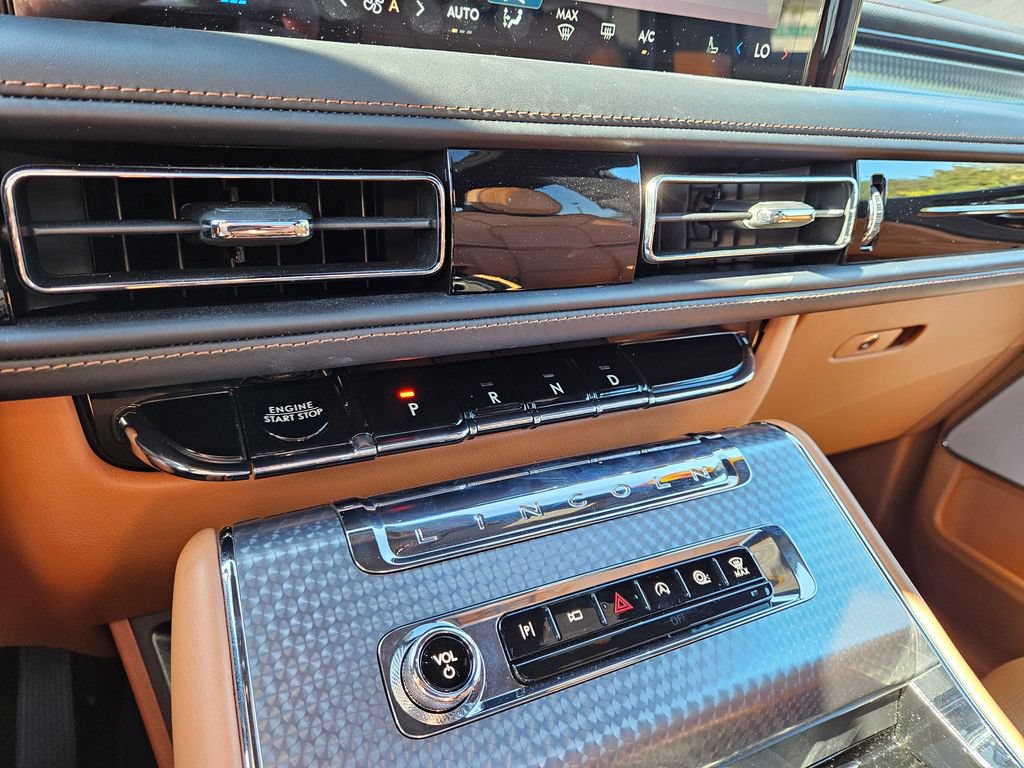 Certified 2025 Lincoln Aviator Black Label AWD/4WD image 28