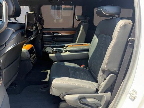 Used 2022 Jeep Grand Wagoneer Series III w/ Rear Seat Video Group 1 AWD/4WD image 19