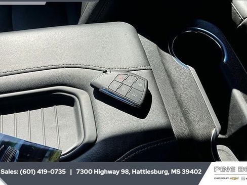 Used 2023 Chevrolet Suburban LT image 9