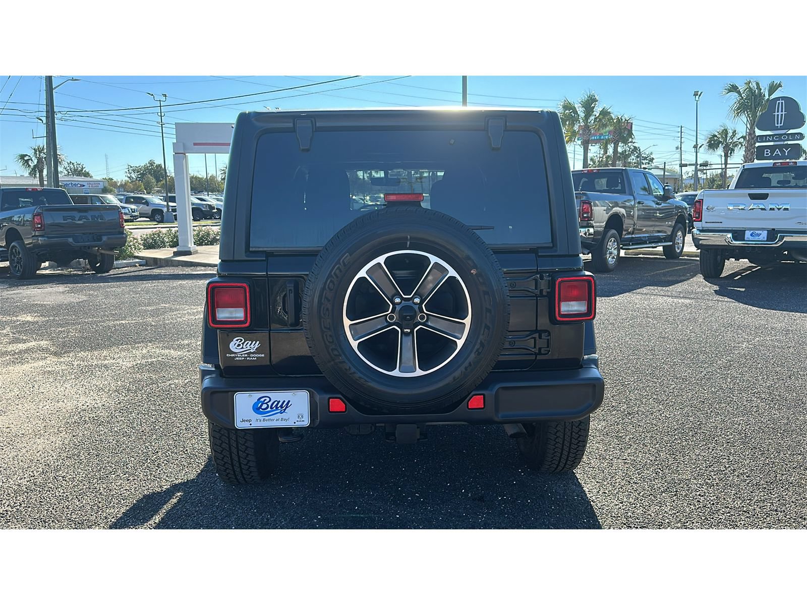Used 2023 Jeep Wrangler Unlimited Sahara AWD/4WD image 5