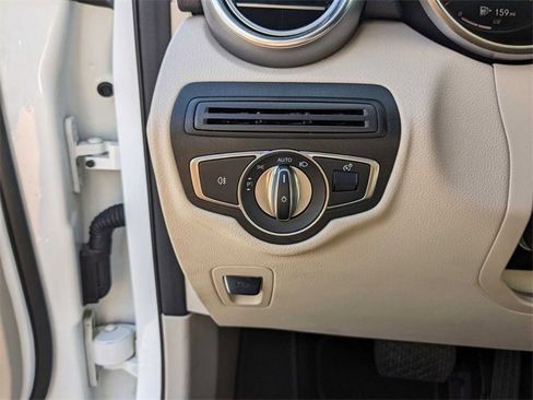 Used 2022 Mercedes-Benz GLC 300 4MATIC image 16