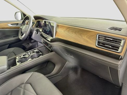 Used 2025 Volkswagen Atlas SE FWD image 31