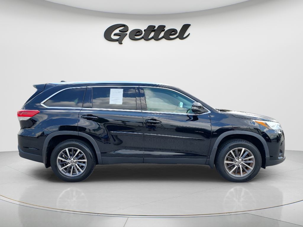 Used 2019 Toyota Highlander XLE AWD/4WD image 4