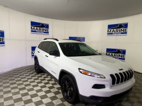 Used 2017 Jeep Cherokee Sport FWD image 4