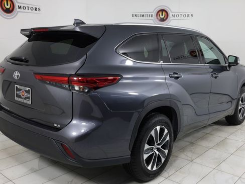 Used 2020 Toyota Highlander XLE FWD image 3