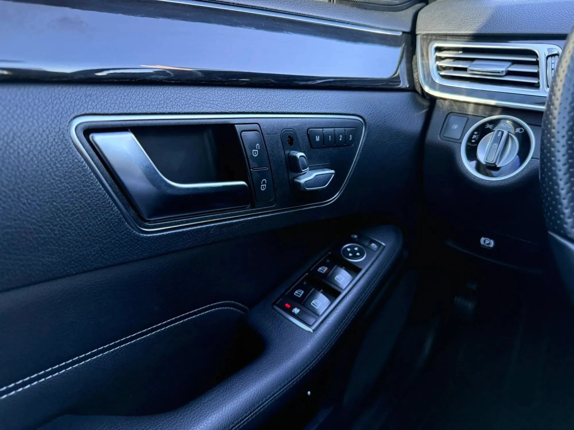 Used 2014 Mercedes-Benz E 250 BlueTEC Sedan w/ Premium 1 Package image 23