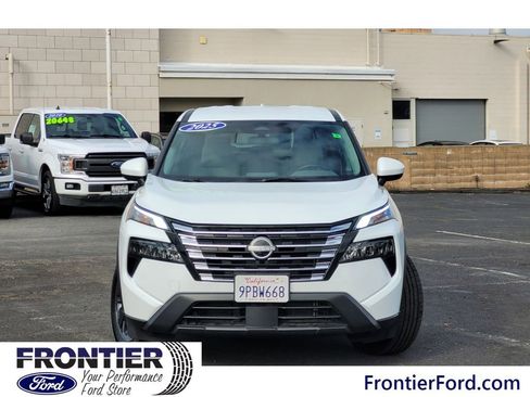 Used 2025 Nissan Rogue SV image 3