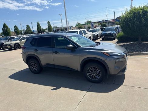 Used 2023 Nissan Rogue S AWD/4WD image 3
