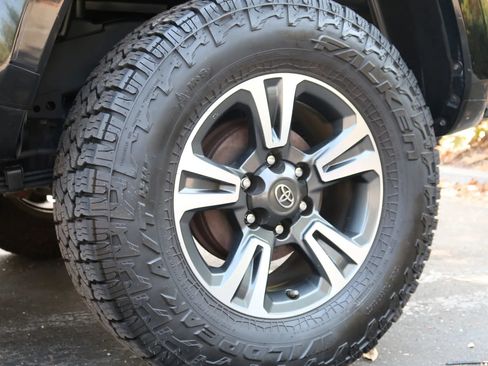 Used 2017 Toyota Tacoma TRD Sport w/ Tow Package (A/T) AWD/4WD image 6