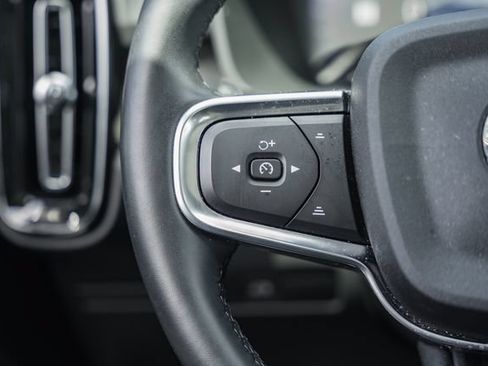 Certified 2025 Volvo XC40 B5 Plus AWD/4WD image 32