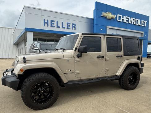Used 2016 Jeep Wrangler Unlimited Sahara w/ Connectivity Group AWD/4WD image 3