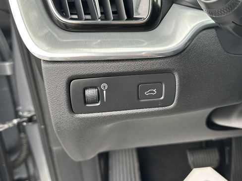 Used 2018 Volvo XC60 T5 Momentum w/ Vision Package image 17