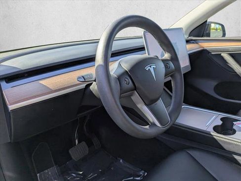 Used 2022 Tesla Model Y Long Range image 10