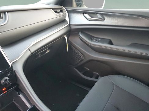 New 2025 Jeep Grand Cherokee Laredo w/ Luxury Tech Group I image 21