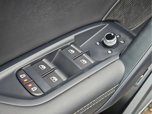 Used 2024 Audi Q5 e Premium Plus w/ Premium Plus Package image 13