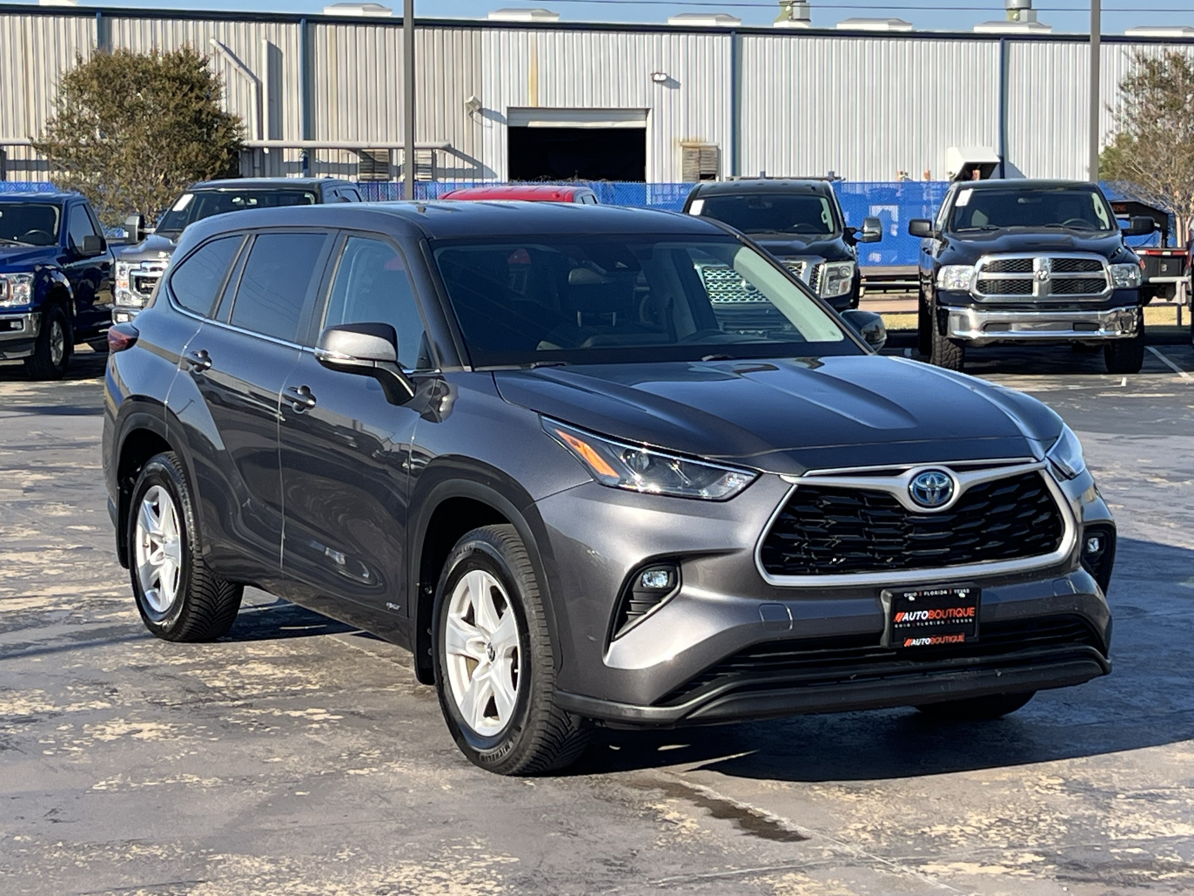 Used 2023 Toyota Highlander LE AWD/4WD image 5