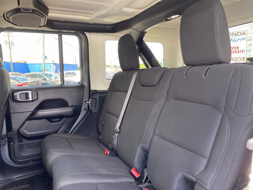 Used 2020 Jeep Wrangler Unlimited Sahara w/ Dual Top Group AWD/4WD image 17