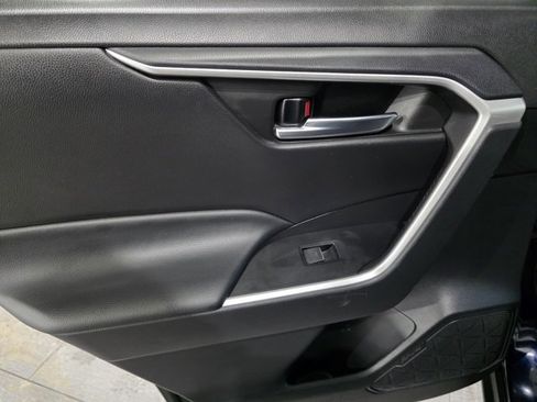 Used 2022 Toyota RAV4 XLE Premium image 11