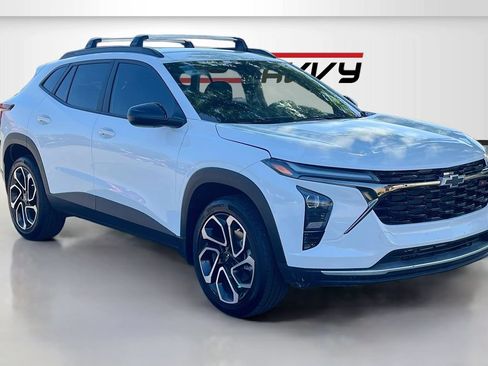Used 2025 Chevrolet Trax RS w/ Driver Confidence Package FWD image 1