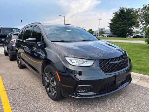 Used 2023 Chrysler Pacifica Touring-L w/ Uconnect Theater Family Group AWD/4WD image 1