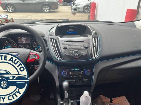 Used 2017 Ford Escape SE AWD/4WD image 3